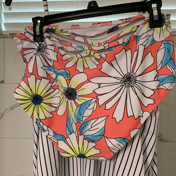 Cupshe two pieces bathing suit size xl - Picture 3 of 5